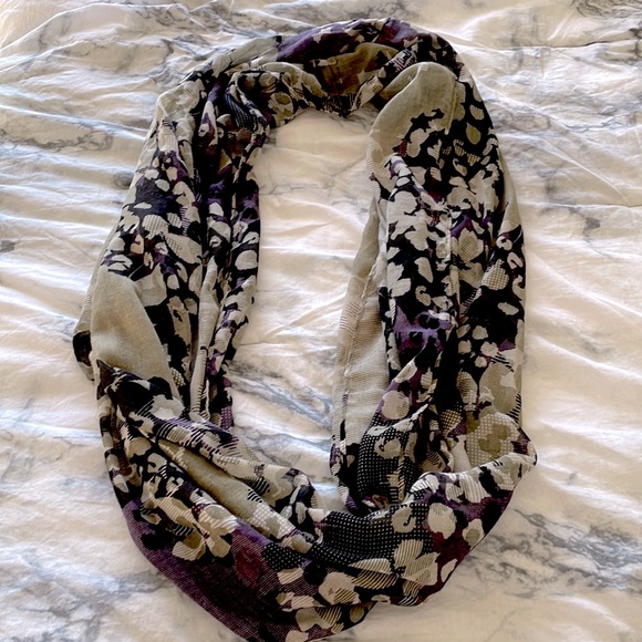 Purple patterned infinity scarf - Picture 3 of 6